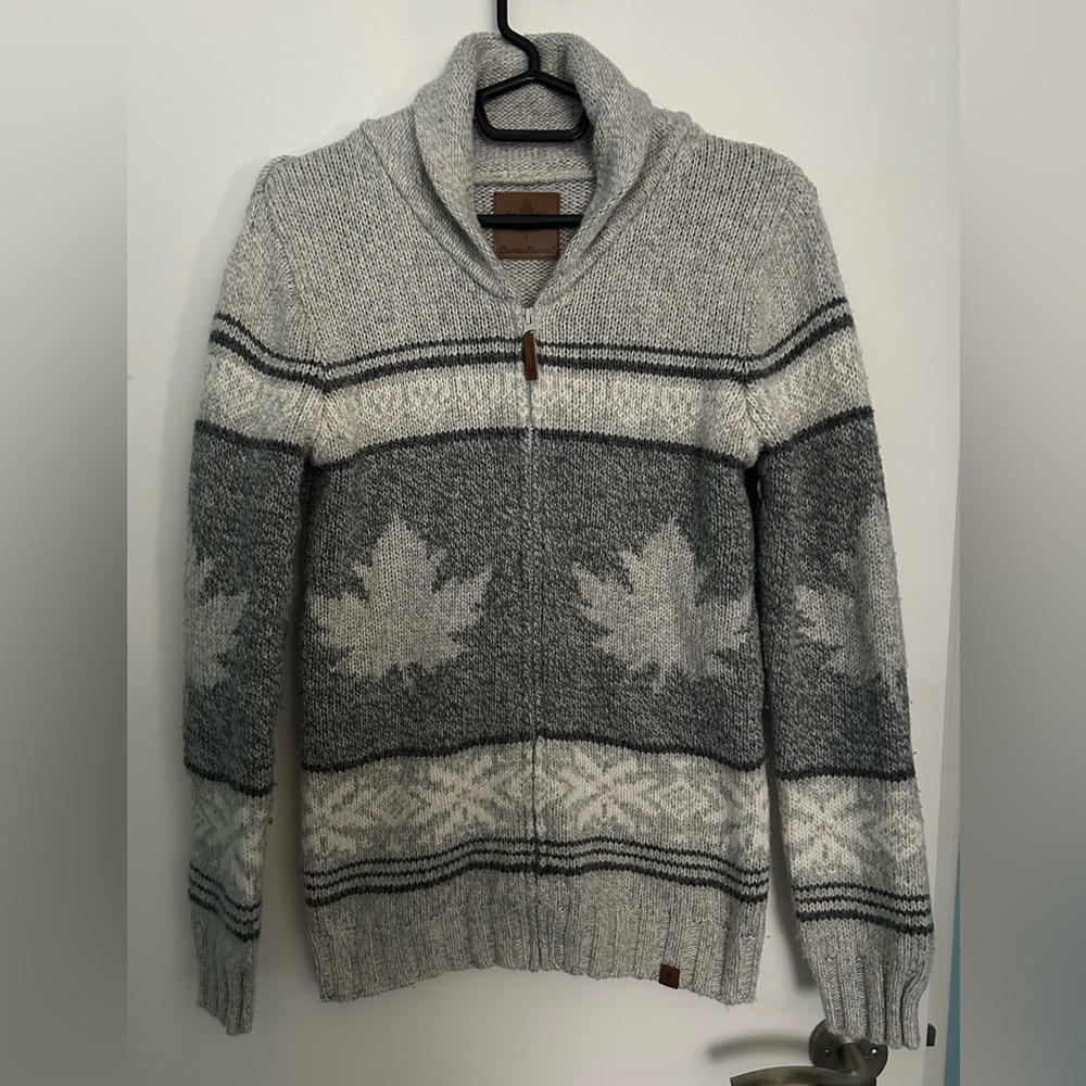 Canadiana Women’s Gray Leaf Pattern Zip Cardigan